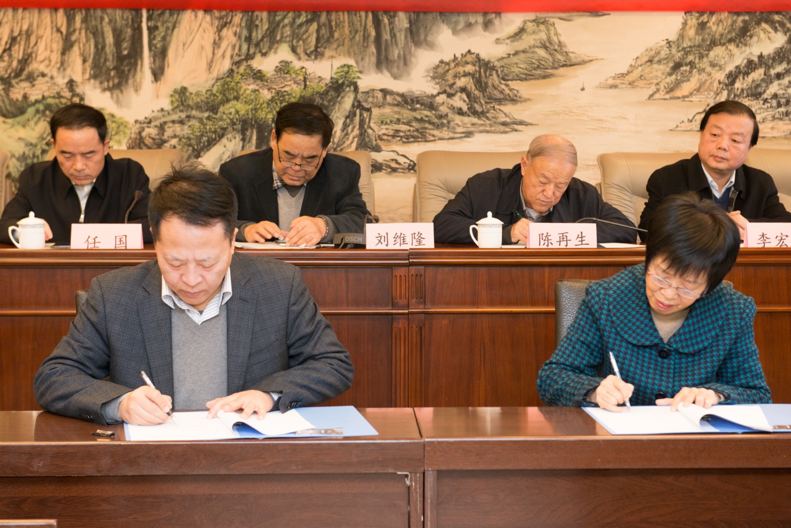 2bte365集团与省慈善协会签署项目捐赠协议。。。。。.jpg