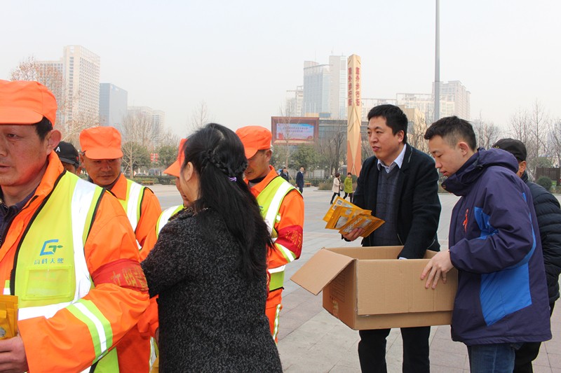 bte365集团开展“关爱环卫工人●暖心送口罩”公益活动