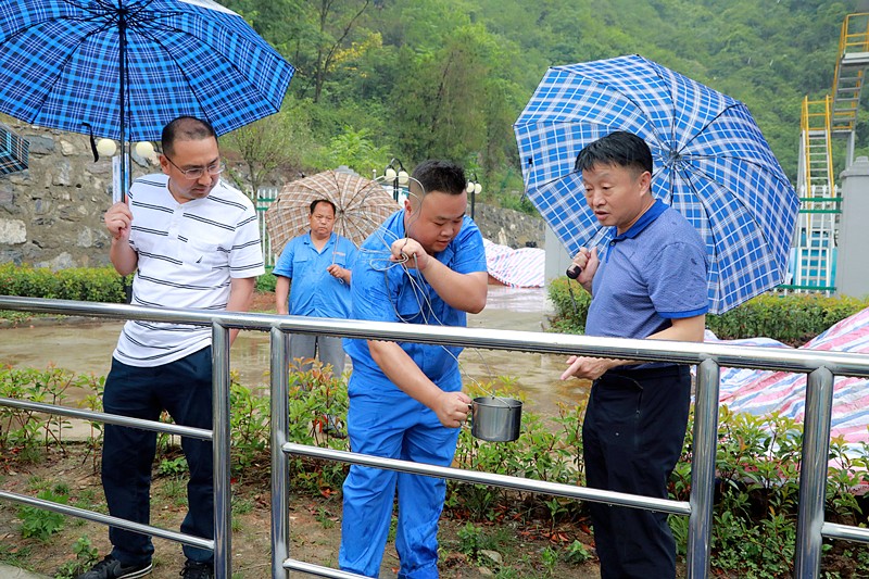 熊良虎在镇安污水处置惩罚厂调研时指出：以守护人民群众喝上清洁的水、定心的水为起点，，，，，，助力打好碧水守卫战