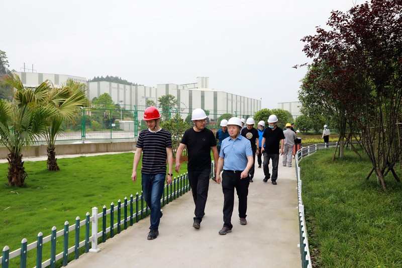 熊良虎在重庆市中科大业集团考察时强调：坚持生态优先战略，，，，，念好生态经、走好扶贫路