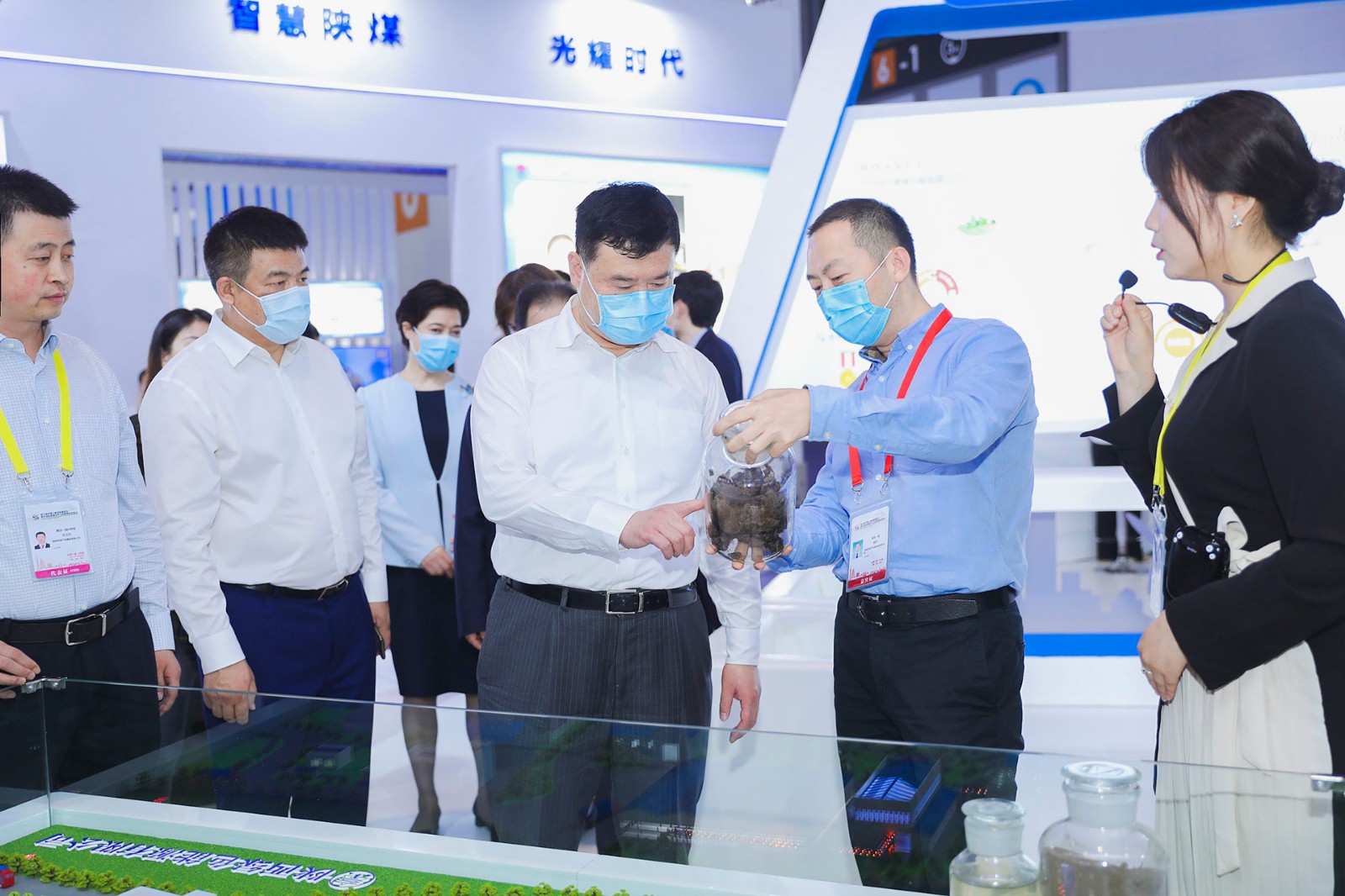 副省长魏建锋莅临bte365集团丝博会展区巡展