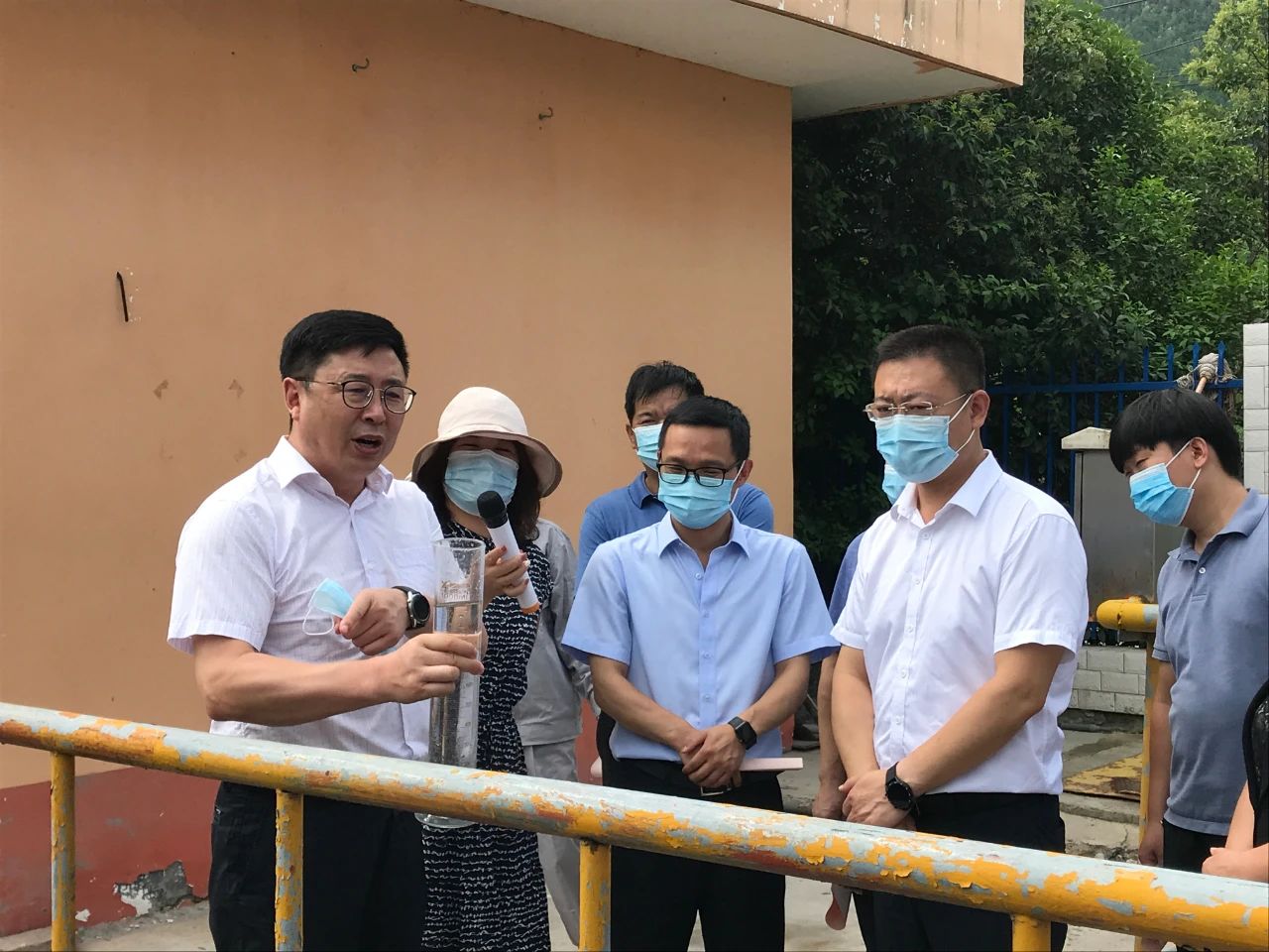 丹凤县政协主席周建政一行到丹凤县污水处置惩罚厂开展县域生态情形保；；ぷㄌ獾餮