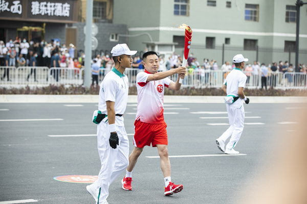 自满！bte365集团职工王玮加入十四运会火炬转达！