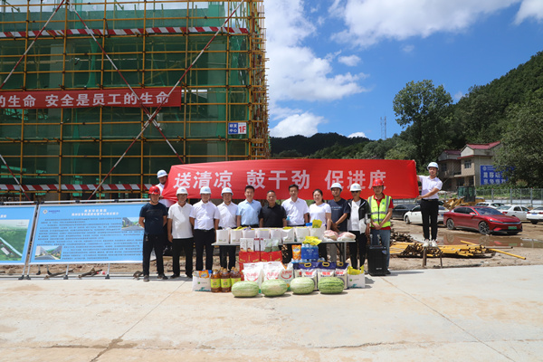 bte365集团开展“送清凉”活动 关爱一线职工